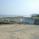 東連津川河口の完成間近の堤防
