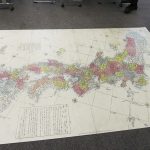 床面に広げられた拡大改正日本輿地路程全図