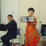 金沢音楽集団の皆さん　演奏と歌を披露(4) 　華やかな衣装で歌を披露されるボーカル担当のメンバー