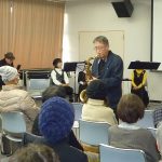 金沢音楽集団リーダーの武田康秀さん 　アンコールに応え参加者席近くでテナーサックスの生演奏を披露