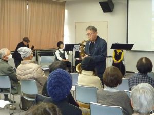 金沢音楽集団リーダーの武田康秀さん アンコールに応え参加者席近くでテナーサックスの生演奏を披露