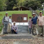 スタート地点「親水公園」　この工事に貢献した沼田主計の顕彰碑の前で参加者。沼田主計（ぬまたかずえ）は当時の村長で領主を説得して工事を立案した。十石堀の水は松井地区、日棚地区、粟野地区の３地区で利用された。領主は十石堀の建設と新田の開発に功績があった沼田主計を称え、開発された新田のうち、沼田主計にかかる租税を免除した。沼田主計の米の収穫高が約１０石であったことから、建設された用水路は十石堀と呼ばれるようになった