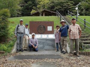 スタート地点「親水公園」　この工事に貢献した沼田主計の顕彰碑の前で参加者。沼田主計（ぬまたかずえ）は当時の村長で領主を説得して工事を立案した。十石堀の水は松井地区、日棚地区、粟野地区の３地区で利用された。領主は十石堀の建設と新田の開発に功績があった沼田主計を称え、開発された新田のうち、沼田主計にかかる租税を免除した。沼田主計の米の収穫高が約１０石であったことから、建設された用水路は十石堀と呼ばれるようになった