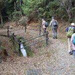 用水路の維持管理のための三面張り水路の上を歩く