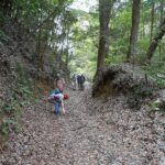 山深い地形を農民たちは一生懸命開拓した。当時の技術水準では、水を大北川から取り入れて台地上へ送ることはできませんでした。そこで農民らは協力し水源を直線距離で６㎞、標高300ｍの奥深い山中にある大北川の支流に探し出し、そこから自然の地形を巧みに活用しながら、急峻な山の斜面に延長約１3㎞にも及ぶ用水路を建設した