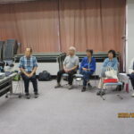 独唱に聴き入る参加者(1)