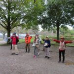 アプローチ広場で手を広げ竜子山の広さを感ずる