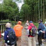 松岡城前面の堀と大手橋前、奥には三神社