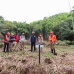 大手橋跡を説明する「高萩ふるさと案内人」鈴木さん（オレンジジャケット）