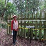 古井戸を説明する「高萩ふるさと案内人」新人ガイド？