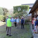 穂積家正門前で「高萩ふるさと案内人」代表 石さん（グリーンジャケット）