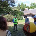 穂積家母屋を説明するふるさと案内人