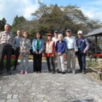 穂積家駐車場に戻り、穂積家土塀と花壇をバックに一枚