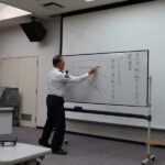 講話状況(1) 事故防止取締まりの経験からドライバーが迷う方向指示器の出し方、一旦停止位置、歩行者優先など正しい交通法規を解説いただいた