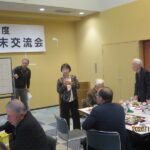 川柳クイズ(1) 司会者よりクイズの内容説明‥川柳の一部文字を目隠し、チーム内で話合い文字を当てよう!豪華景品があたる ヒントはサラリーマン川柳