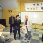 川柳クイズ(3) 入賞チームの代表者が豪華景品をゲット、全チームに景品が準備された