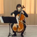 チェロ奏者の演奏と自己紹介