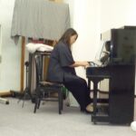 ピアノ奏者の演奏と自己紹介