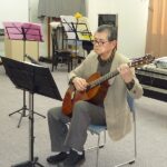 アンコールに応えギターの独奏で「いい日旅立ち」を披露