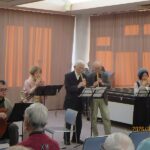 コカリナ奏者が元ケーナフレンズを囲み、調和のとれた演奏を披露