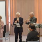 コカリナ奏者が元ケーナフレンズを囲み、調和のとれた演奏を披露(2)