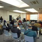 出演者の演奏を熱心に聴き入り、歌を口ずさみ、楽しんでいる様子(1)