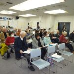 出演者の演奏を熱心に聴き入り、歌を口ずさみ、楽しんでいる様子(2)