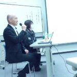 講話の様子(1) 講師が市内の観光名所・施設に出向いて撮影された写真画像も一部交えて紹介いただいた